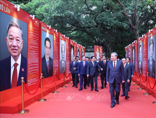 Tổng Bí thư Tô Lâm và các đồng chí lãnh đạo Đảng, Nhà nước và đại biểu dự Lễ ra mắt Trang thông tin điện tử “Đảng Cộng sản Việt Nam - Đại hội XIV”. Ảnh: Thống Nhất - TTXVN