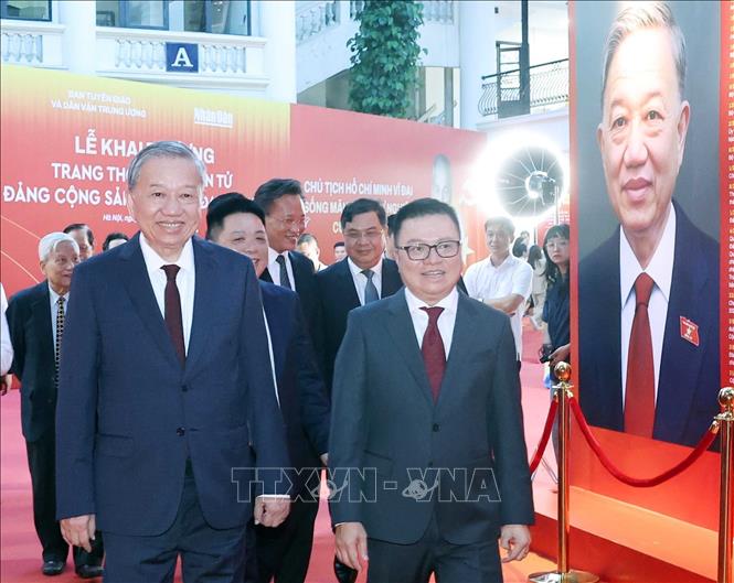Tổng Bí thư Tô Lâm và các đồng chí lãnh đạo Đảng, Nhà nước dự Lễ ra mắt Trang thông tin điện tử “Đảng Cộng sản Việt Nam - Đại hội XIV”. Ảnh: Thống Nhất - TTXVN