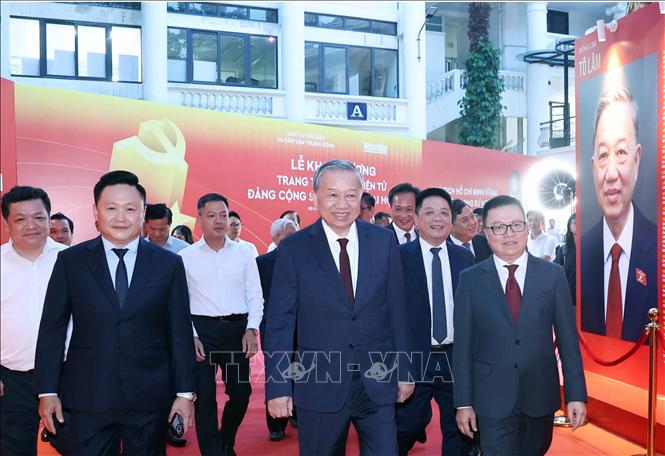 Tổng Bí thư Tô Lâm và các đồng chí lãnh đạo Đảng, Nhà nước dự Lễ ra mắt Trang thông tin điện tử “Đảng Cộng sản Việt Nam - Đại hội XIV”. Ảnh: Thống Nhất - TTXVN