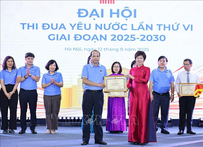 Bí thư Đảng ủy, Tổng giám đốc TTXVN Vũ Việt Trang trao tặng Bằng khen cho đồng chí Nguyễn Quang Hải, Trưởng Ban biên tập Ảnh, có thành tích xuất sắc trong phong trào thi đua giai đoạn 2020-2025. Ảnh: Minh Đức - TTXVN