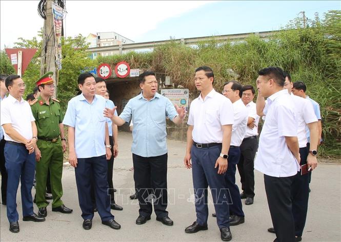 Bộ trưởng Xây dựng và lãnh đạo tỉnh Bắc Ninh kiểm tra tình hình giao thông tại đường gom cao tốc Hà Nội - Bắc Giang. Ảnh: Thái Hùng - TTXVN