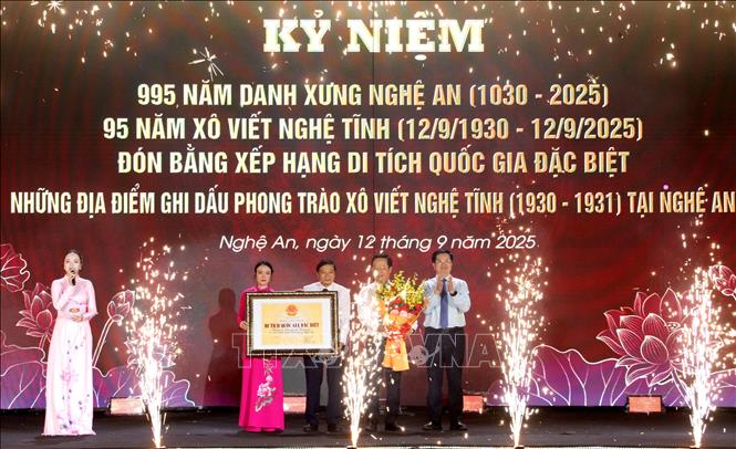 Phó Thủ tướng Mai Văn Chính trao Bằng xếp hạng Di tích quốc gia đặc biệt “Những địa điểm ghi dấu Phong trào Xô Viết Nghệ Tĩnh (1930-1931) tại Nghệ An cho lãnh đạo tỉnh Nghệ An. Ảnh: Văn Tý-TTXVN