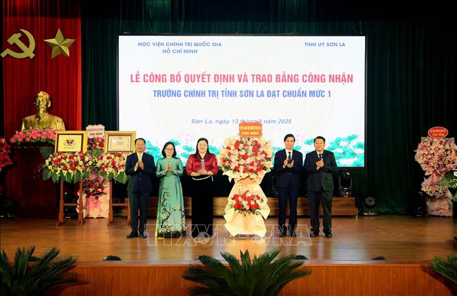 Đại diện Lãnh đạo Tỉnh ủy tặng hoa chúc mừng Trường Chính trị tỉnh Sơn La đạt chuẩn mức 1. Ảnh: Quang Quyết - TTXVN