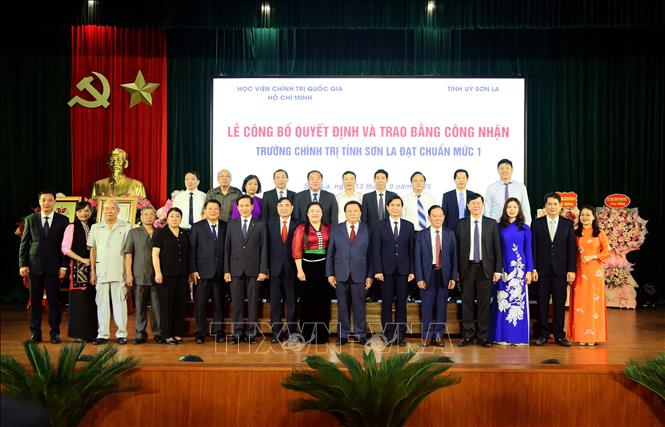Đại biểu chụp ảnh chung. Ảnh: Quang Quyết - TTXVN