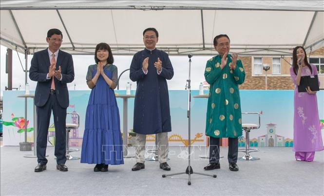 Thứ trưởng Bộ Văn hóa, Thể thao và Du lịch - Hồ An Phong, Đại sứ Việt Nam tại Nhật Bản - Phạm Quang Hiệu, Thống đốc tỉnh Kanagawa - Kuroiwa Yuji tuyên bố khai mạc lễ hội. Ảnh: Xuân Giao - PV TTXVN tại Nhật Bản
