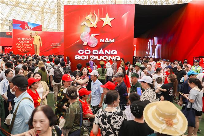 Không gian trưng bày “95 năm cờ Đảng soi đường” thu hút đông đảo người dân và du khách. Ảnh: Thành Phương - TTXVN