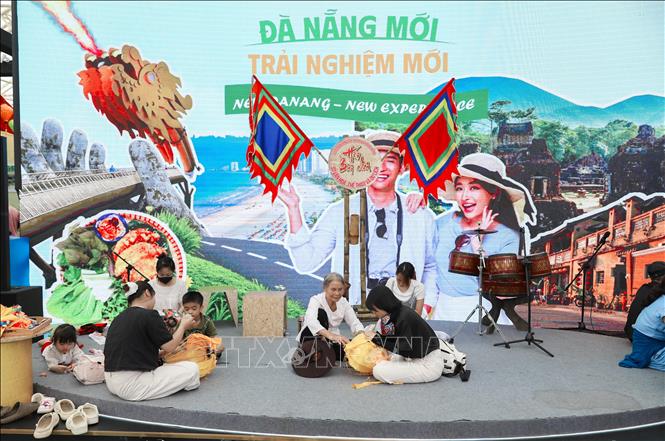 Không gian trải nghiệm của thành phố Đà nẵng thu hút đông đảo người dân và du khách. Ảnh: Thành Phương - TTXVN 