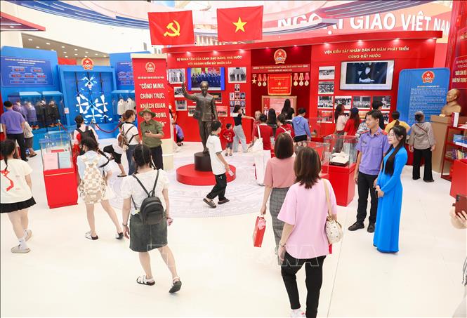 Không gian trưng bày thành tựu lịch sử và phát triển của ngành Kiểm sát nhân dân thu hút du khách tham quan. Ảnh: Thành Phương - TTXVN