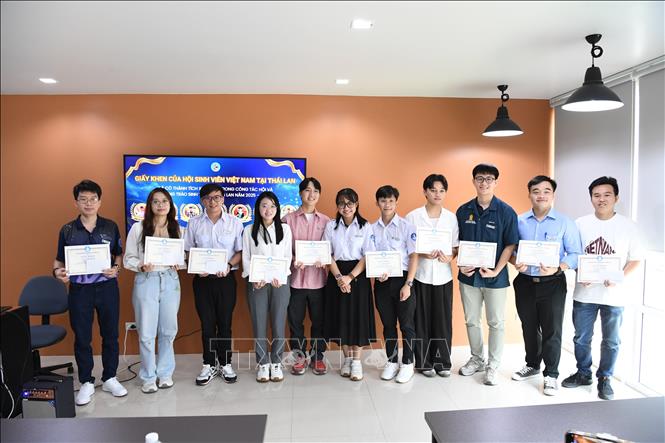 BTC trao Giấy khen của Hội sinh viên Việt Nam tại Thái Lan. Ảnh: Phạm Hải - PV TTXVN tại Thái Lan