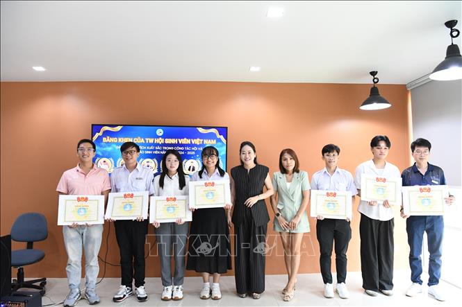 BTC trao bằng khen của Ban Chấp hành Trung ương Hội sinh viên Việt Nam. Ảnh: Phạm Hải - PV TTXVN tại Thái Lan
