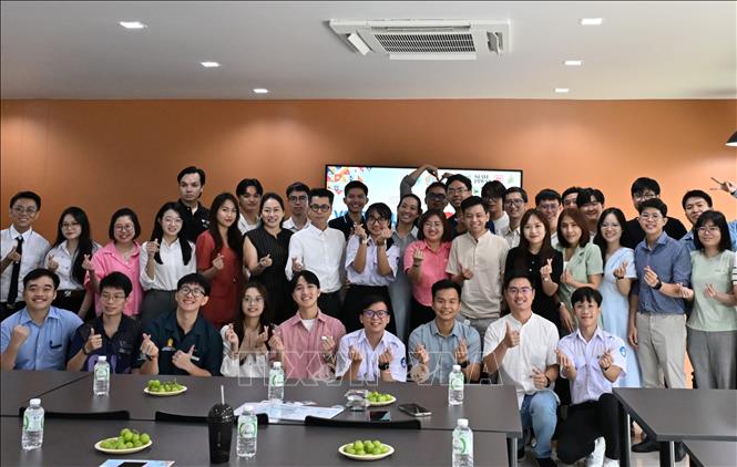 Sinh viên Việt Nam tại Thái Lan và các đại biểu. Ảnh: Phạm Hải - PV TTXVN tại Thái Lan
