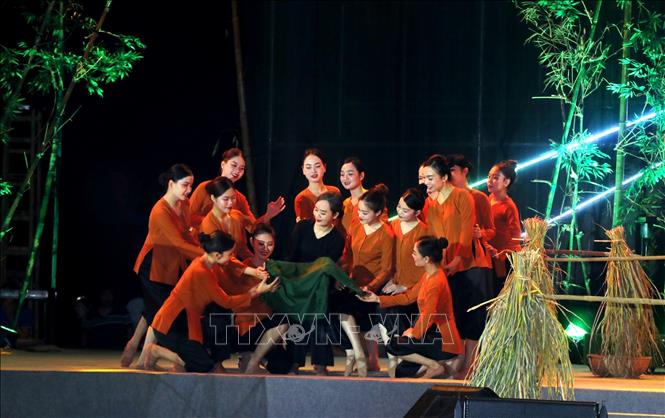 Chương trình nghệ thuật “Lòng Mẹ - Mẹ Việt Nam” như một sự tri ân đến các mẹ Việt Nam anh hùng, những người mẹ được sử sách lưu danh và những người mẹ thầm lặng khác. Ảnh: Võ Dung - TTXVN