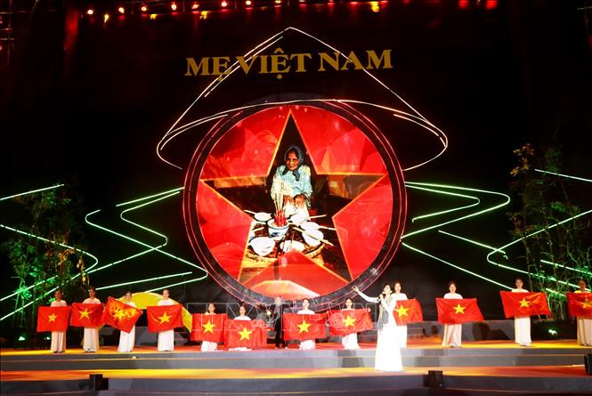 Chương trình nghệ thuật “Lòng Mẹ - Mẹ Việt Nam” như một sự tri ân đến các mẹ Việt Nam anh hùng, những người mẹ được sử sách lưu danh và những người mẹ thầm lặng khác. Ảnh: Võ Dung - TTXVN