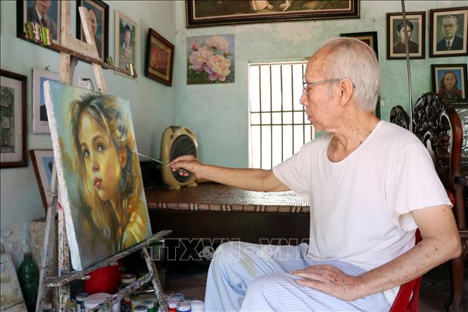 Mr. Pham Van Nghe is the art teacher for villagers at Pham Phao parish. VNA Photo: Nguyễn Lành
