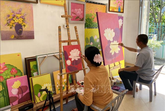 Pham Phao parish painters focus on their oil paintings. VNA Photo: Nguyễn Lành