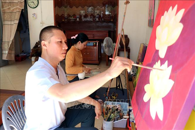 Pham Phao parish artists mainly create oil paintings. VNA Photo: Nguyễn Lành