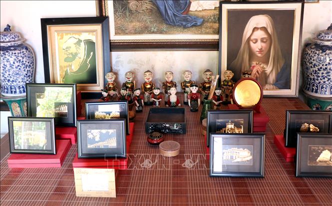 Pham Phao parish artists also explore with other materials such as canvas, paper and brass. VNA Photo: Nguyễn Lành