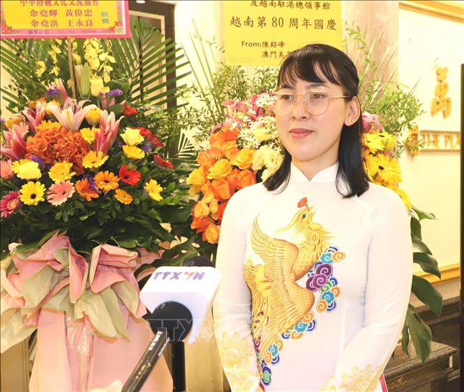 Phó Chủ tịch Hiệp hội người Việt Nam tại Macau Đinh Thị Bích Ngọc trả lời phỏng vấn. Ảnh: Xuân Vịnh - PV TTXVN tại Hong Kong. 