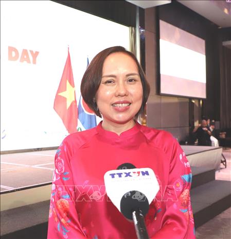Chủ tịch Hiệp hội người Việt Nam tại Hong Kong Doãn Quỳnh Linh trả lời phỏng vấn. Ảnh: Xuân Vịnh-PV TTXVN tại Hong Kong.