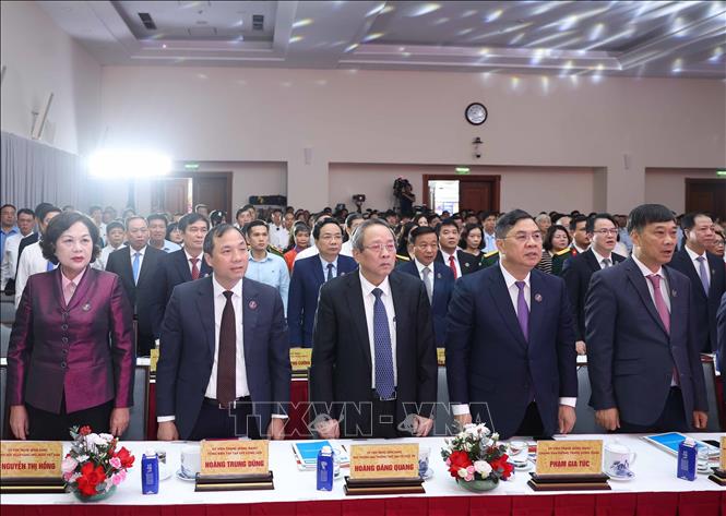 Các đại biểu thực hiện Nghi lễ chào cờ. Ảnh: Doãn Tấn - TTXVN