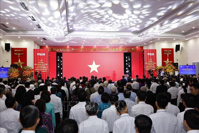 Phút mặc niệm tri ân hơn 260 liệt sĩ, nhà báo TTXVN đã hy sinh trong các cuộc kháng chiến. Ảnh: Doãn Tấn - TTXVN