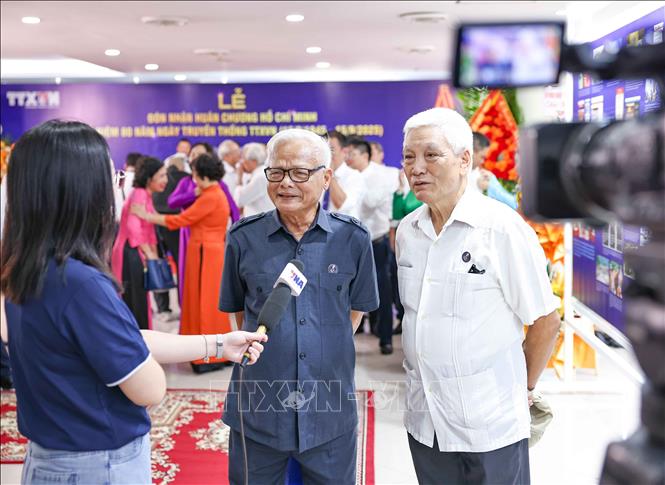 Các đại biểu trả lời phỏng vấn của TTXVN. Ảnh: Thanh Tùng - TTXVN 