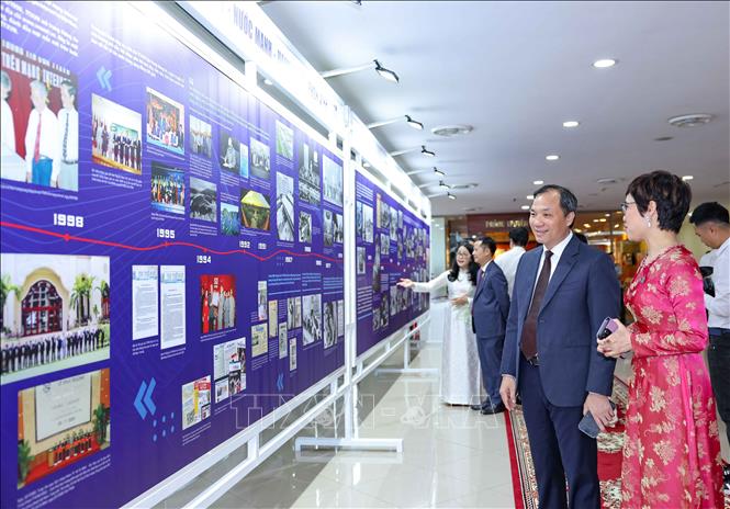 Các đại biểu tham quan trưng bày ảnh 80 năm xây dựng, phát triển của TTXVN. Ảnh: Thanh Tùng - TTXVN 
