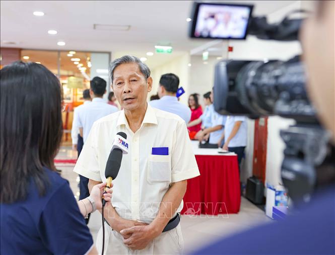 Các đại biểu trả lời phỏng vấn TTXVN. Ảnh: Thanh Tùng - TTXVN 