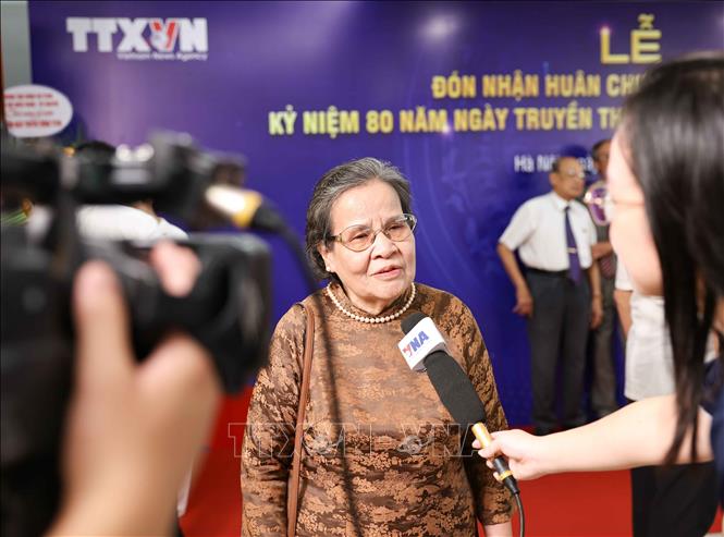 Các đại biểu trả lời phỏng vấn TTXVN. Ảnh: Thanh Tùng - TTXVN 
