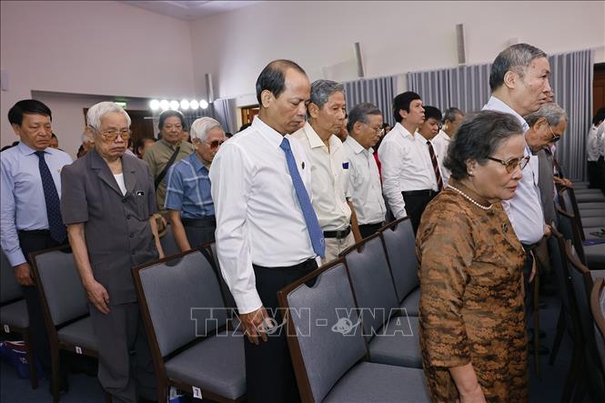 Phút mặc niệm tri ân hơn 260 liệt sĩ, nhà báo TTXVN đã hy sinh trong các cuộc kháng chiến. Ảnh: Doãn Tấn - TTXVN