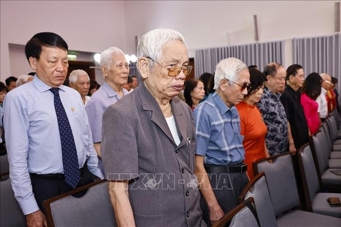 Phút mặc niệm tri ân hơn 260 liệt sĩ, nhà báo TTXVN đã hy sinh trong các cuộc kháng chiến. Ảnh: Doãn Tấn - TTXVN