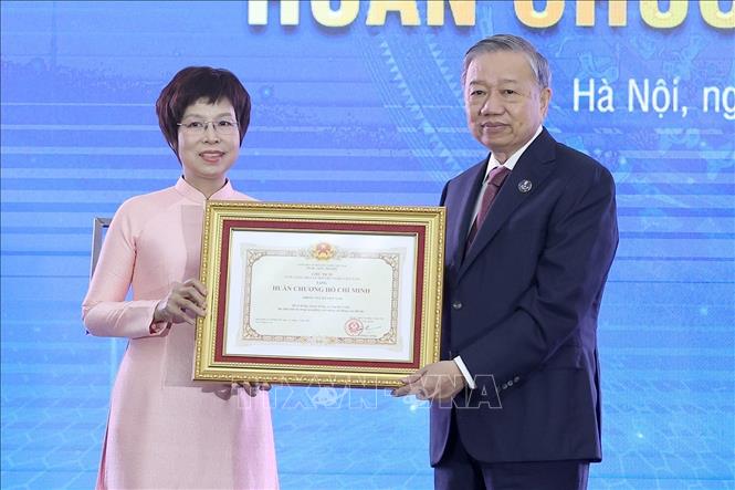 Tổng Bí thư Tô Lâm trao Huân chương Hồ Chí Minh lần thứ ba cho Thông tấn xã Việt Nam. Ảnh: Thống Nhất - TTXVN