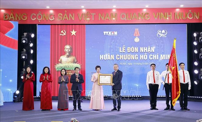 Tổng Bí thư Tô Lâm trao Huân chương Hồ Chí Minh lần thứ ba cho Thông tấn xã Việt Nam. Ảnh: Doãn Tấn - TTXVN