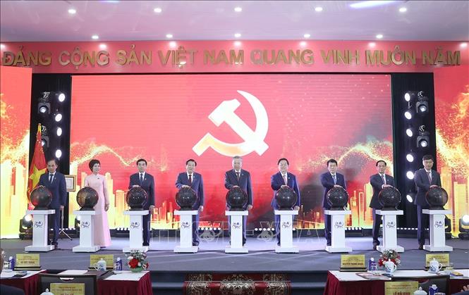 Tổng Bí thư Tô Lâm và các đại biểu thực hiện nghi thức khai trương trang thông tin Đại hội đại biểu toàn quốc lần thứ XIV của Đảng. Ảnh: Thống Nhất - TTXVN