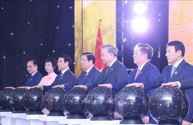 Tổng Bí thư Tô Lâm và các đồng chí lãnh đạo Đảng, Nhà nước thực hiện nghi thức khai trương trang thông tin Đại hội đại biểu toàn quốc lần thứ XIV của Đảng. Ảnh: Lâm Khánh - TTXVN