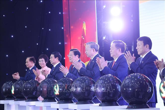 Tổng Bí thư Tô Lâm và các đồng chí lãnh đạo Đảng, Nhà nước thực hiện nghi thức khai trương trang thông tin Đại hội đại biểu toàn quốc lần thứ XIV của Đảng. Ảnh: Lâm Khánh - TTXVN