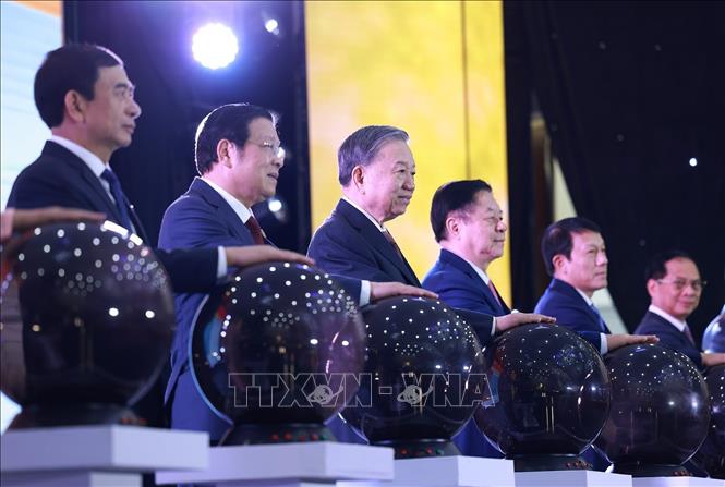 Tổng Bí thư Tô Lâm và các đại biểu thực hiện nghi thức khai trương trang thông tin Đại hội đại biểu toàn quốc lần thứ XIV của Đảng. Ảnh: Dương Giang-TTXVN