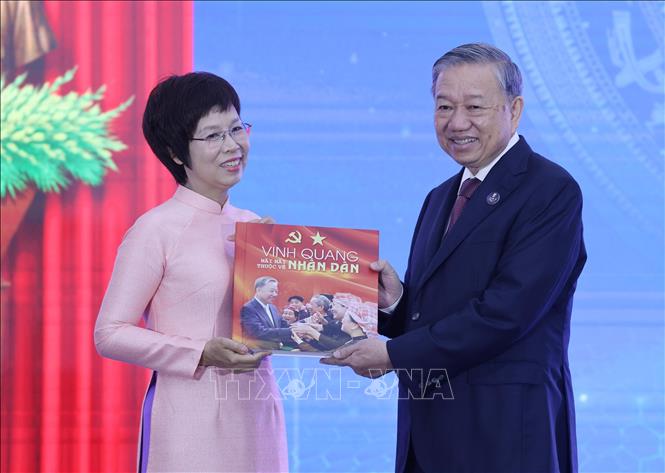 Tổng Giám đốc TTXVN Vũ Việt Trang trân trọng trao tặng Tổng Bí thư Tô Lâm sách ảnh 
