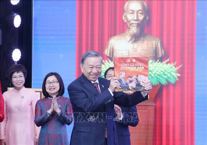 Tổng Bí thư Tô Lâm nhận sách ảnh 