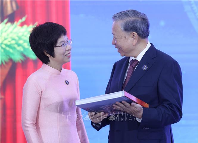 Tổng Giám đốc TTXVN Vũ Việt Trang trân trọng trao tặng Tổng Bí thư Tô Lâm sách ảnh 