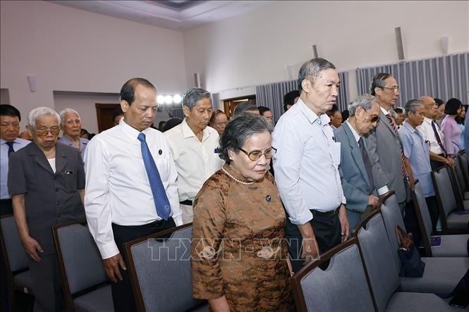 Phút mặc niệm tri ân hơn 260 liệt sĩ, nhà báo TTXVN đã hy sinh trong các cuộc kháng chiến. Ảnh: Doãn Tấn - TTXVN