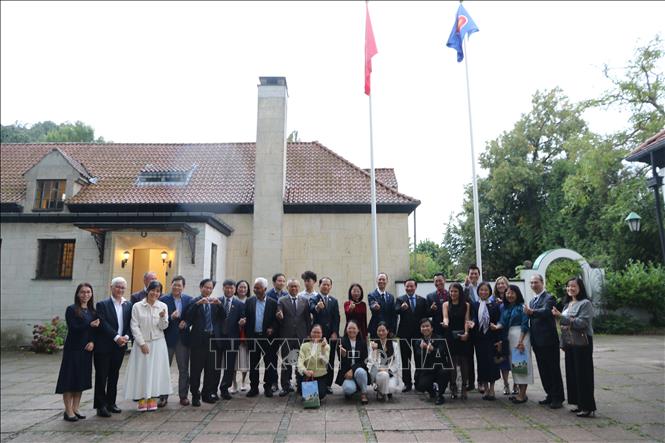 Phó Chủ tịch Quốc hội Nguyễn Khắc Định gặp gỡ cán bộ, nhân viên Đại sứ quán và đại diện Cộng đồng người Việt Nam tại Đan Mạch. Ảnh: Trường Dụy - PV TTXVN tại Rome