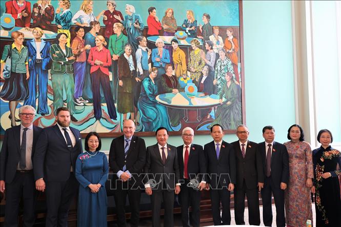 Phó Chủ tịch Quốc hội Nguyễn Khắc Định hội kiến với Chủ tịch Quốc hội Đan Mạch Soren Gade.  Ảnh: Trường Dụy - PV TTXVN tại Rome
