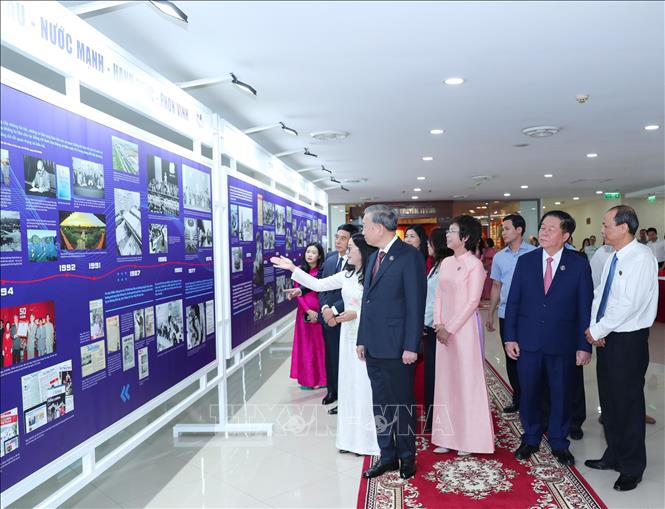 Tổng Bí thư Tô Lâm và các đại biểu tham quan triển lãm ảnh của TTXVN. Ảnh: Trọng Đức - TTXVN