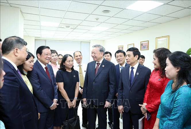 Tổng Bí thư Tô Lâm thăm Ban Biên tập tin trong nước. Ảnh: TTXVN