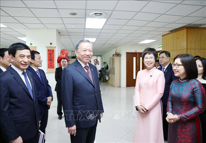 Tổng Bí thư Tô Lâm thăm Ban Biên tập tin thế giới. Ảnh: TTXVN