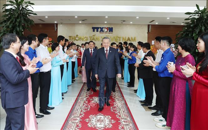  Tổng Bí thư Tô Lâm và các đồng chí Lãnh đạo Đảng, Nhà nước dự Lễ đón nhận Huân chương Hồ Chí Minh và kỷ niệm 80 năm Ngày truyền thống Thông tấn xã Việt Nam(15/9/1945-15/9/2025). Ảnh: TTXVN