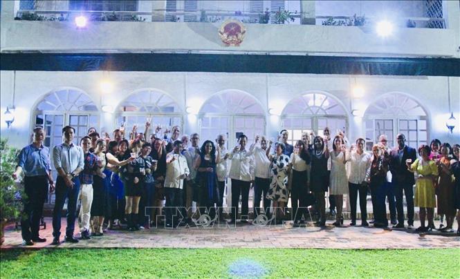Buổi giao lưu “Năm Hữu nghị Việt Nam – Cuba” được tổ chức trong khuôn viên Đại sứ quán Việt Nam tại thủ đô Caracas. Ảnh: ĐSQ Việt Nam tại Cuba
