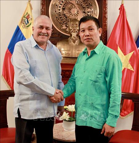 Đại sứ Cuba tại Venezuela Dagoberto Rodríguez và Đại sứ Vũ Trung Mỹ chụp ảnh chung. Ảnh: ĐSQ Việt Nam tại Cuba