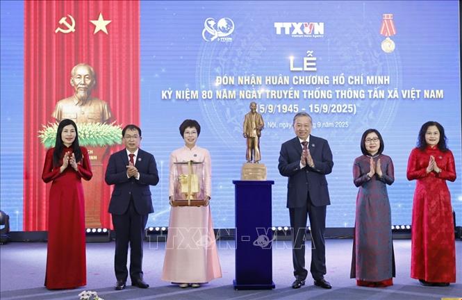 Tổng Bí thư Tô Lâm tặng Thông tấn xã Việt Nam bức tượng Chủ tịch Hồ Chí Minh. Ảnh: Doãn Tấn - TTXVN